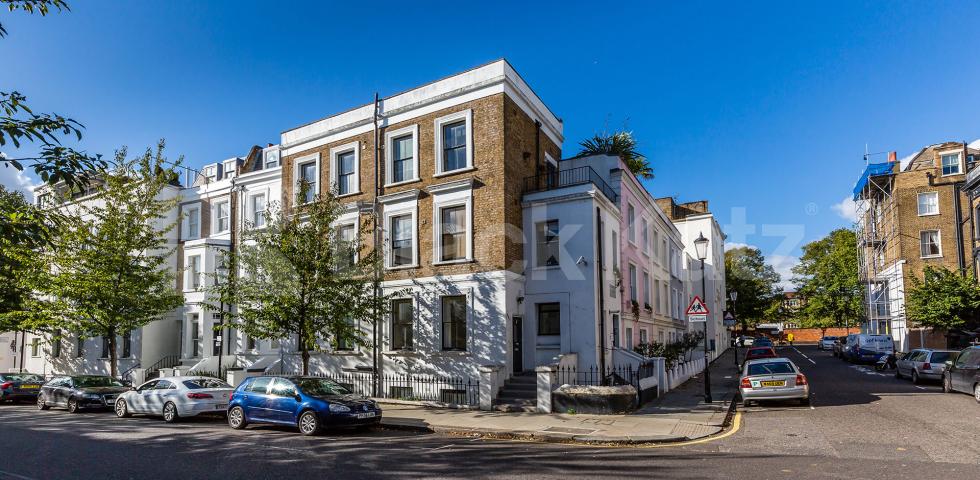 Split level two bed within a period house in Ladbroke Grove with terrace. Chesterton Road, Ladbroke Grove W10